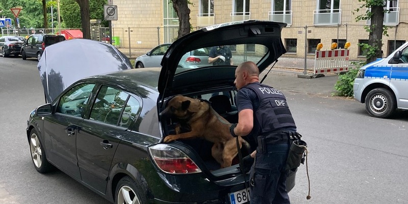 POL-K: 250606-3-K Drogenhändler am Ebertplatz gestellt - Drogenspürhund durchsucht mutmaßliches Dealer-Depot-Fahrzeug - Foto: presseportal.de