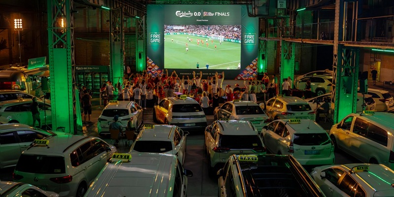 Eine unvergessliche Fahrt? Probably. / Carlsberg organisiert die perfekte Fahrt, um Taxifahrer:innen während der UEFA Nations League Finals(TM) 2025 zu überraschen - Foto: presseportal.de