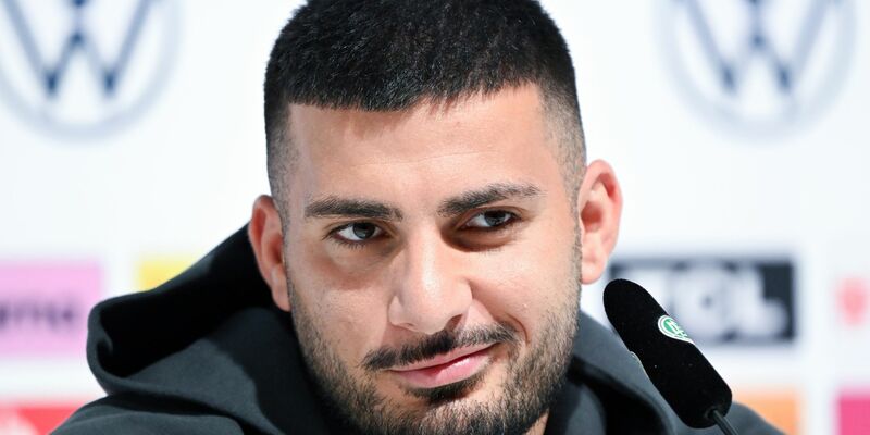 Nationalspieler Deniz Undav auf dem DFB-Podium. - Foto: Federico Gambarini/dpa