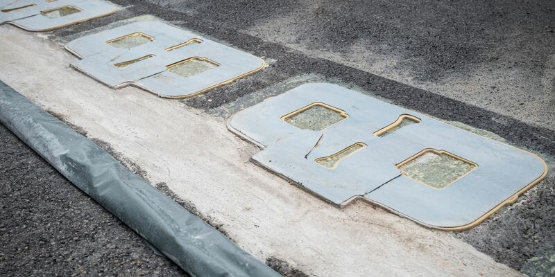 Die erste Autobahn-Teststrecke für das Laden von Elektrofahrzeugen während der Fahrt auf der A6 in der Oberpfalz - Foto: Daniel Vogl/dpa