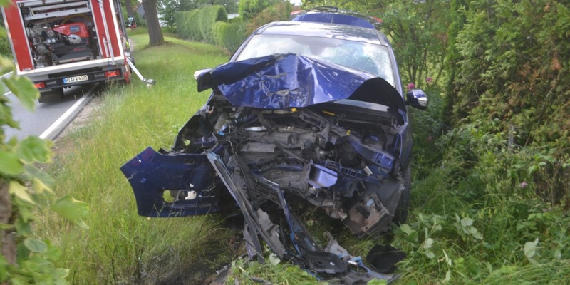 POL-HI: Schwerer Baumunfall mit Vollsperrung der Bundesstraße 6 in Wendhausen - Foto: presseportal.de