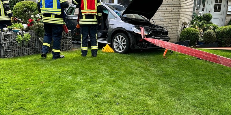 FW-Schermbeck: PKW rückwärts in Garten - Foto: presseportal.de