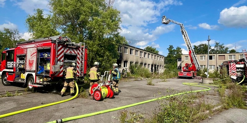 FW-E: Brand in leerstehender Asylunterkunft sorgt für starke Rauchentwicklung - Foto: presseportal.de