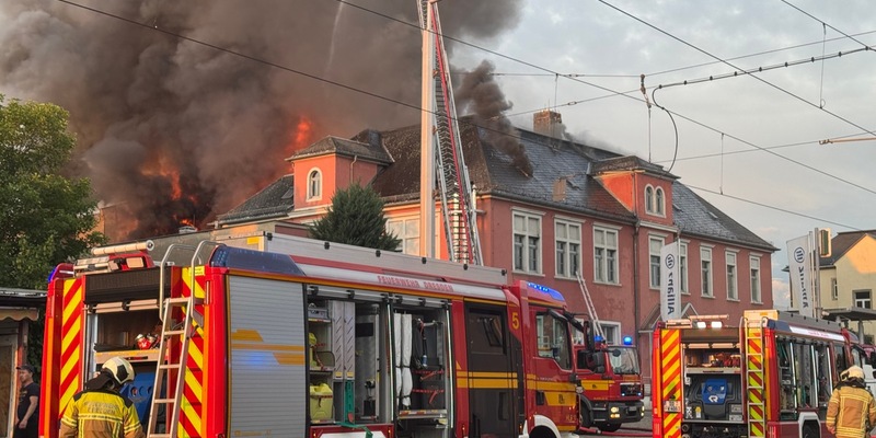 FW Dresden: Großbrand - ehemalige Staatsoperette steht in Flammen - Foto: presseportal.de