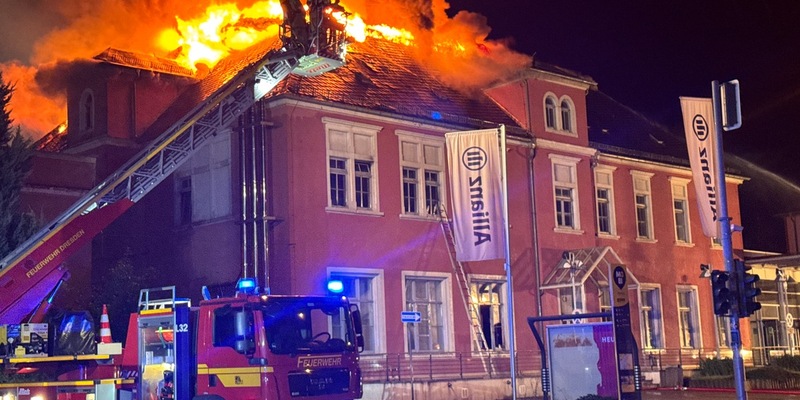 FW Dresden: Großbrand auf der Pirnaer Landstraße - Löscharbeiten dauern an - Foto: presseportal.de