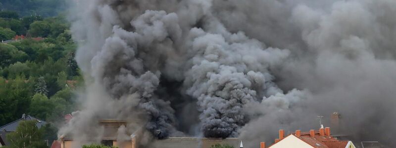Der Brand brach im Dachgeschoss aus. - Foto: Christian Essler/Xcitepress/dpa
