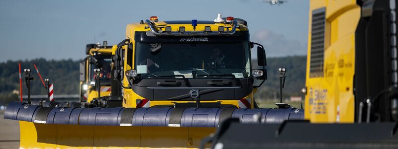 Einige Flughäfen in Deutschland wollen selbstfahrende Schneeräumfahrzeuge einsetzen. (Archivbild) - Foto: Marijan Murat/dpa