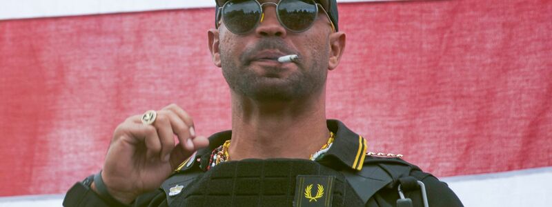 «Proud Boys»-Anführer Henry «Enrique» Tarrio bekam die längste Haftstrafe aller Beteiligten. (Archivbild) - Foto: Allison Dinner/AP/dpa