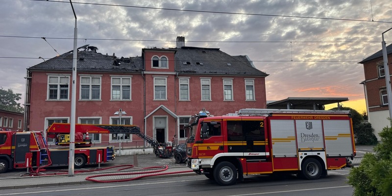 FW Dresden: Brand gelöscht - Nachlöscharbeiten in der Staatsoperette im Gange - Foto: presseportal.de