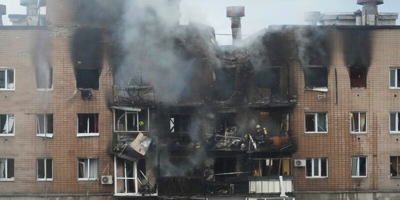 Die ostukrainische Stadt Charkiw war bereits am frühen Morgen Ziel schwerer russischer Angriffe. - Foto: Andrii Marienko/AP/dpa