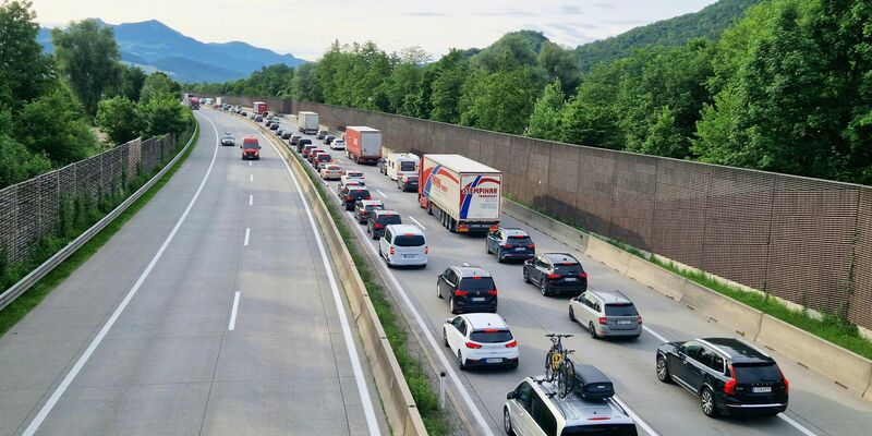 Die Blechlawine wälzt sich Richtung Süden. - Foto: Bernhard Niederhauser/APA/dpa