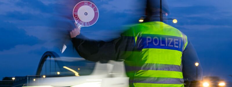 Die Bundesregierung hält an Zurückweisungen von Asylsuchenden an Grenzen fest. Doch zwischen den Koalitionspartnern Union und SPD droht bei dem Thema ein Streit. (Archivbild) - Foto: Patrick Pleul/dpa