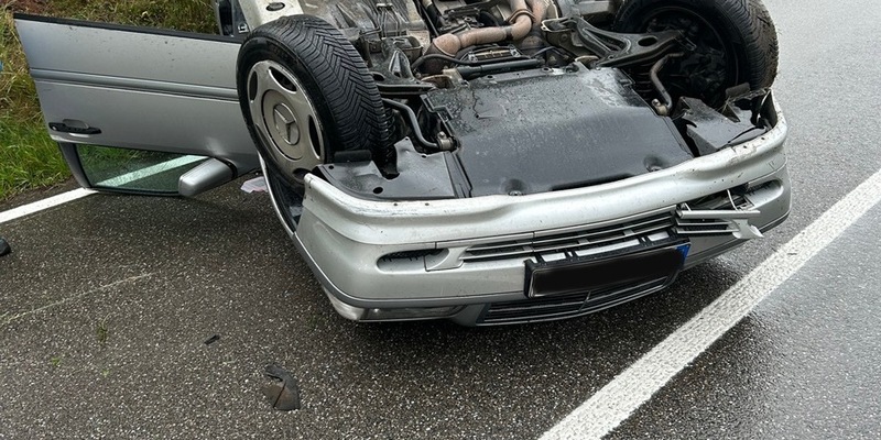 POL-PDLD: Auto landet auf Dach - Foto: presseportal.de