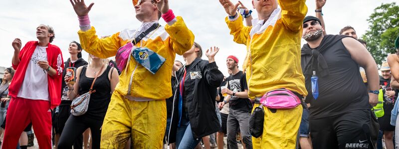 Nach dem vielen Regen tanzten viele Fans im Matsch. - Foto: Daniel Karmann/dpa