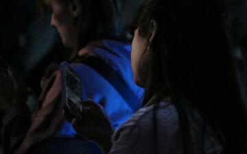 Junge Frau mit Smartphone (Archiv) - Foto: über dts Nachrichtenagentur