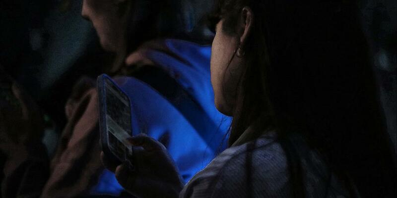 Junge Frau mit Smartphone (Archiv) - Foto: über dts Nachrichtenagentur