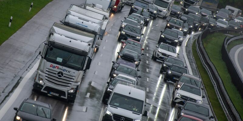 Volle Fahrbahnen auf der A8 in Richtung Süden.  - Foto: Stefan Puchner/dpa