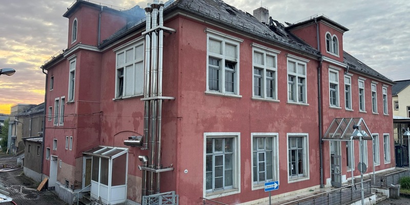 FW Dresden: Großbrand in der ehemaligen Staatsoperette - Einsatz erfolgreich beendet - Foto: presseportal.de