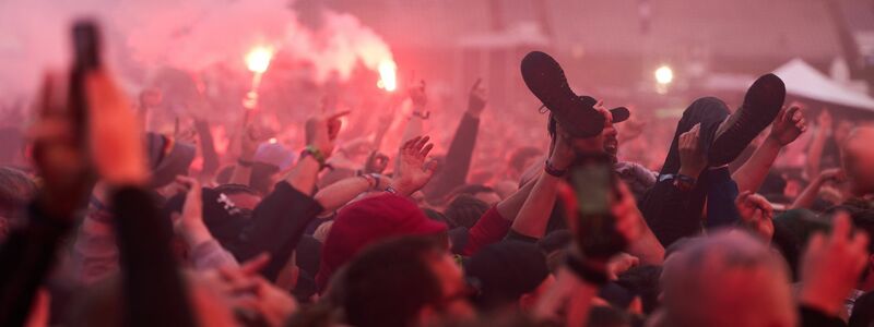 Die Fans freuen sich auf Festivaltag Nummer zwei. - Foto: Sascha Ditscher/dpa