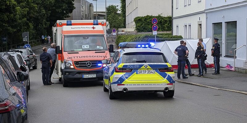 Ein Auto ist in Passau in eine Menschengruppe gefahren.  - Foto: Markus Zechbauer/Zema Medien/dpa