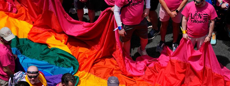 Die Regenbogenflagge ist ein Symbol der Vielfalt der LGBTQI+-Gemeinschaft. - Foto: Julia Demaree Nikhinson/AP/dpa
