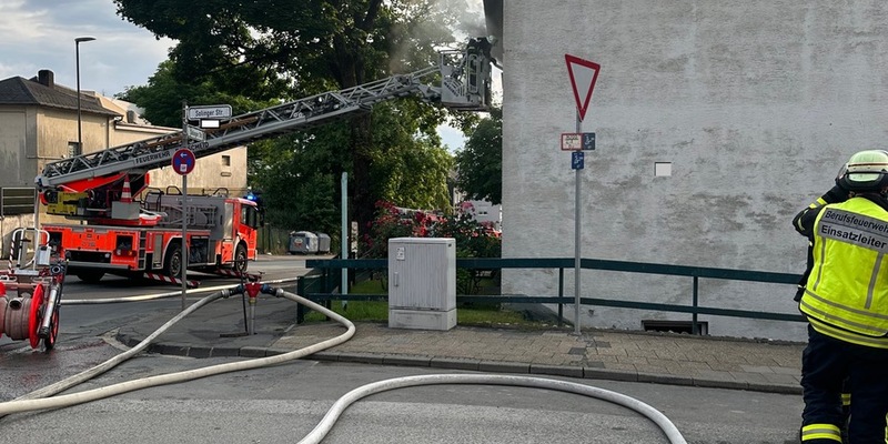 FW-RS: Zimmerbrand in Mehrfamilienhaus - Zwei Personen verletzt. - Foto: presseportal.de