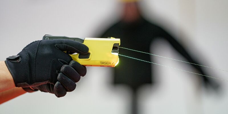 Bundesinnenminister Alexander Dobrindt (CSU) will die Bundespolizei mit Tasern ausrüsten. (Symbolbild) - Foto: Axel Heimken/dpa