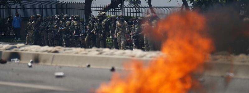 Die Sicherheitskräfte setzten unter anderem Tränengas ein, um Demonstranten zurückzudrängen.  - Foto: Eric Thayer/AP/dpa