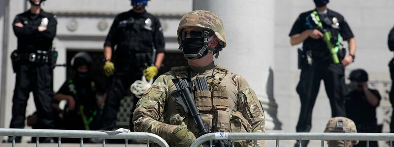 Trump will wegen Protesten nun auch Soldaten in den Straßen von Los Angeles einsetzen. (Archivbild)  - Foto: Ringo H.W. Chiu/AP/dpa