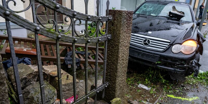 Am frühen Abend wurde der Unfallwagen mit einem Kran abtransportiert. - Foto: Armin Weigel/dpa