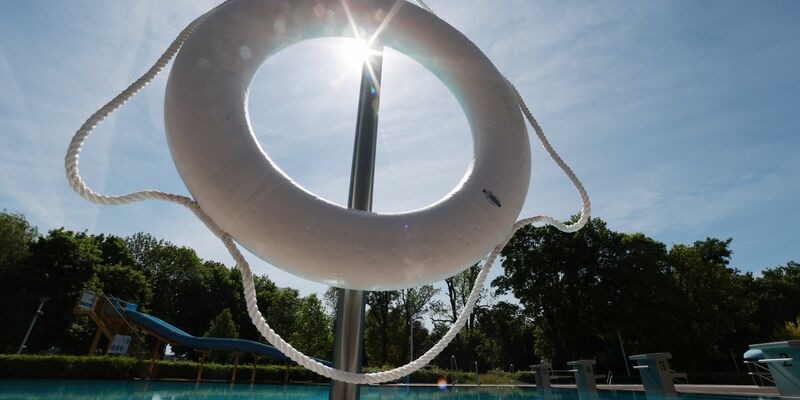 Laut einer Umfrage sehen viele Betreiber von Freibädern einen erheblichen Sanierungsbedarf. (Archivbild) - Foto: Bodo Schackow/dpa