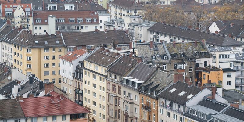 Für viele Menschen ist die monatliche Miete eine Last (Symbolbild) - Foto: Boris Roessler/dpa