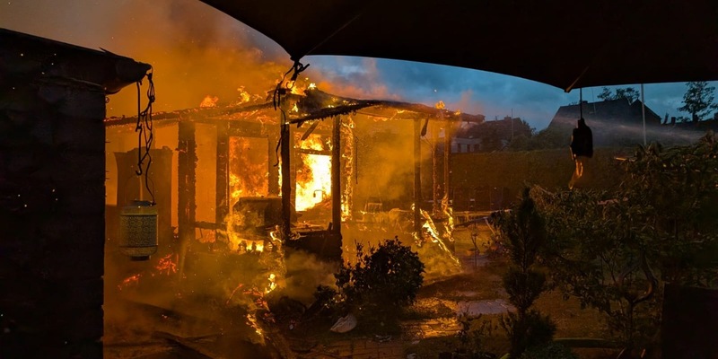 FW-WRN: Brand eines Gartenhauses drohte auf Wohnhaus überzugreifen - Foto: presseportal.de
