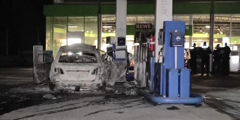 Ein ausgebranntes Fahrzeug steht an einer Zapfsäule auf einer Tankstelle in Hannover. - Foto: -/dpa