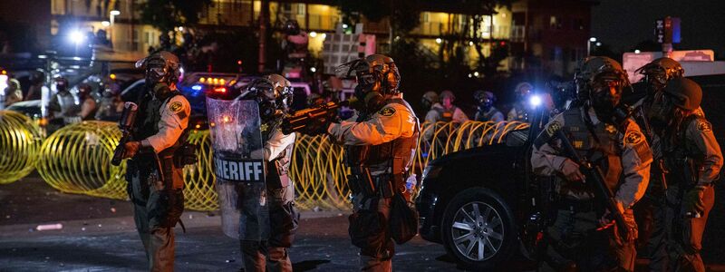 Auch örtliche Sicherheitskräfte sind bei den Protesten im Raum Los Angeles im Einsatz. - Foto: Ethan Swope/AP/dpa