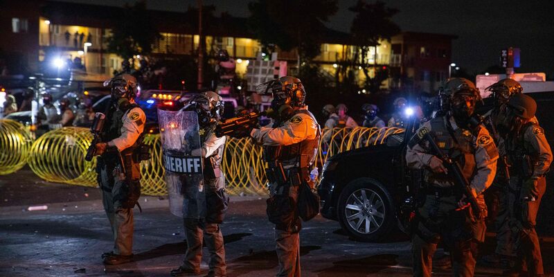 Mit Hilfe der Nationalgarde will US-Präsident Trump auf die Lage in Los Angeles reagieren - die Soldaten und Soldatinnen dürften schon zeitnah ihren Einsatz beginnen.  - Foto: Ethan Swope/AP/dpa