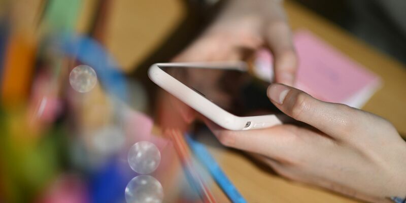 Einer neuen Umfrage zufolge gibt es eine breite Mehrheit für Einschränkungen der Nutzung von privaten Handys an Schulen. - Foto: Marijan Murat/dpa