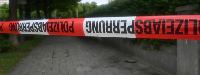 Mit Absperrband war ein Weg abgeriegelt worden. - Foto: Felix Hörhager/dpa