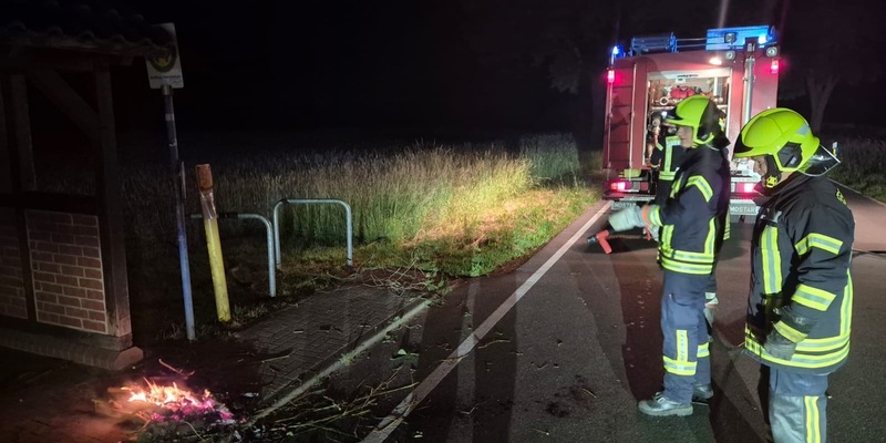 FW Flotwedel: Ortsfeuerwehr Offensen löscht Entstehungsbrand an Bushaltestelle - Foto: presseportal.de