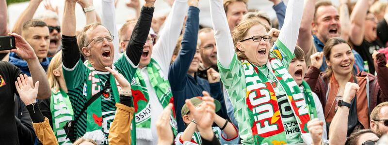 Beim Public Viewing feiern die Füchse-Fans. - Foto: Fabian Sommer/dpa