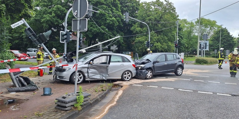 FW Voerde: Verkehrsunfall in Voerde- Friedrichsfeld - Foto: presseportal.de