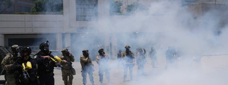 Soldaten der Nationalgarde marschierten vor einem Bundesgefängnis in Los Angeles auf. - Foto: Jae Hong/AP/dpa