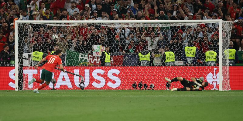 Die Polizei und Rettungskräfte stehen nach dem Nations-League-Finale auf der Tribüne. - Foto: Christian Charisius/dpa