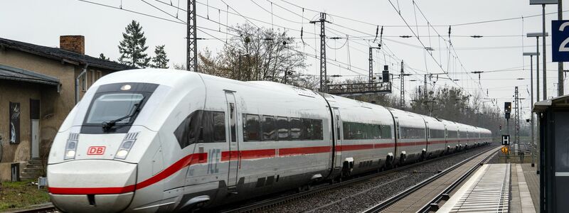 Sämtliche 137 Züge des ICE 4 sind inzwischen ausgeliefert. Der Zug bildet das Rückgrat der Fernverkehrsflotte der Bahn. (Archivbild) - Foto: Soeren Stache/dpa