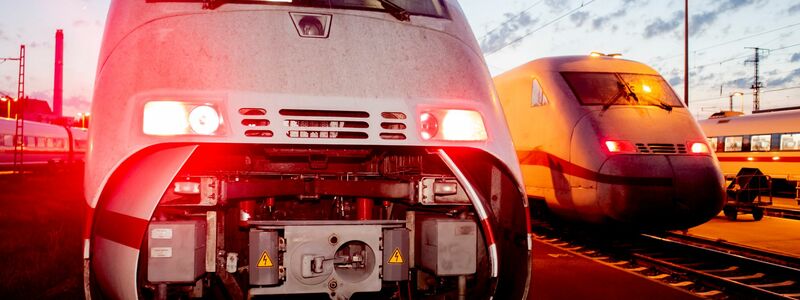 Auch der alte ICE 2 soll nach und nach bis Ende 2027 ausgemustert werden. Von den ursprünglich 44 Zügen verfügt die DB derzeit noch über 39. (Archivbild) - Foto: Christoph Soeder/dpa