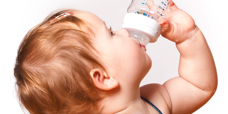 Flüssigkeit: Wie Kinder mehr trinken lernen / Um Wasser attraktiver zu machen, können Eltern Gurken- oder Zitronenscheiben hinzufügen. Süßer Saft allein sollte Tabu sein - Foto: presseportal.de