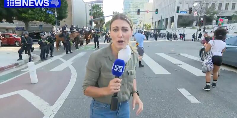 Die Demonstrationen gegen die Abschiebung von Einwanderern ohne Papiere führen teils zu gefährlichen Momenten. - Foto: 9news Australia/AAP/dpa