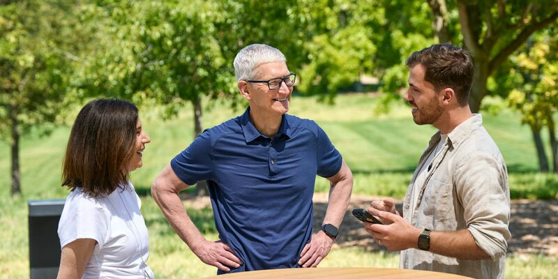 Ein Dresdner Student (r) gewinnt einen Entwickler-Wettbewerb von Apple für Studenten. - Foto: Apple/dpa