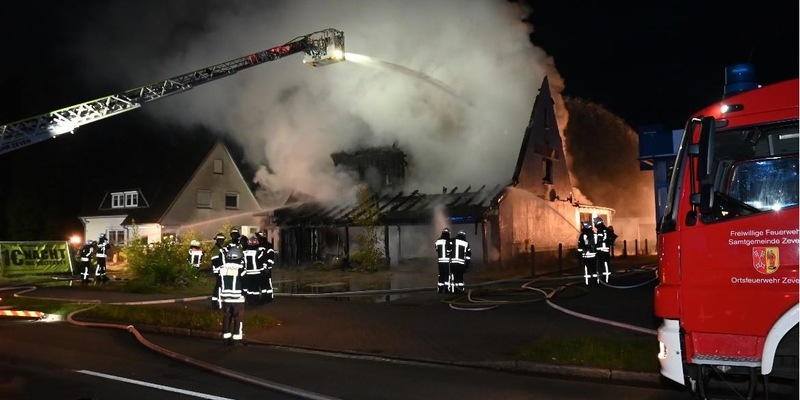 POL-ROW: ++ Zeven: Großbrand in der Kivinanstraße ++ - Foto: presseportal.de