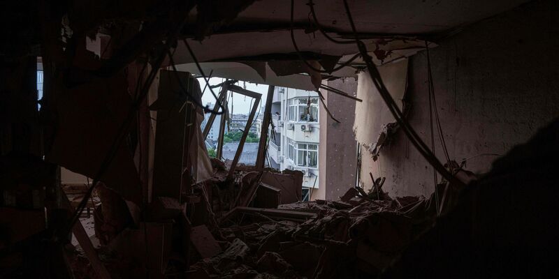 Immer wieder greift Russland auch Kiew an. - Foto: Evgeniy Maloletka/AP/dpa